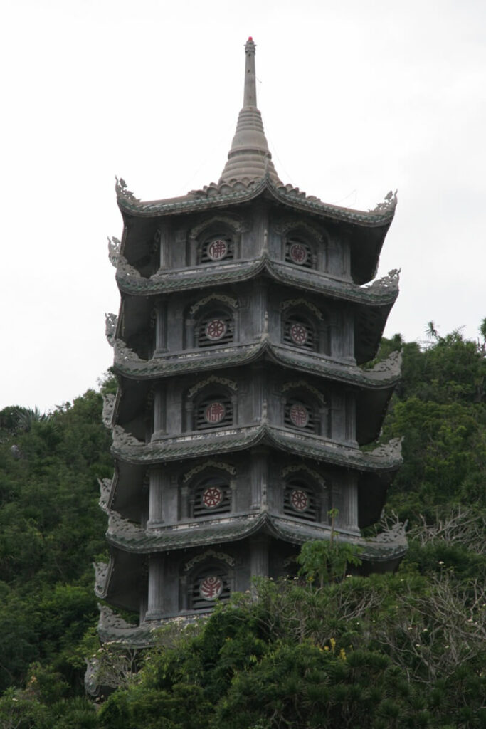 Pagode dans un temple bouddhiste au Vietnam