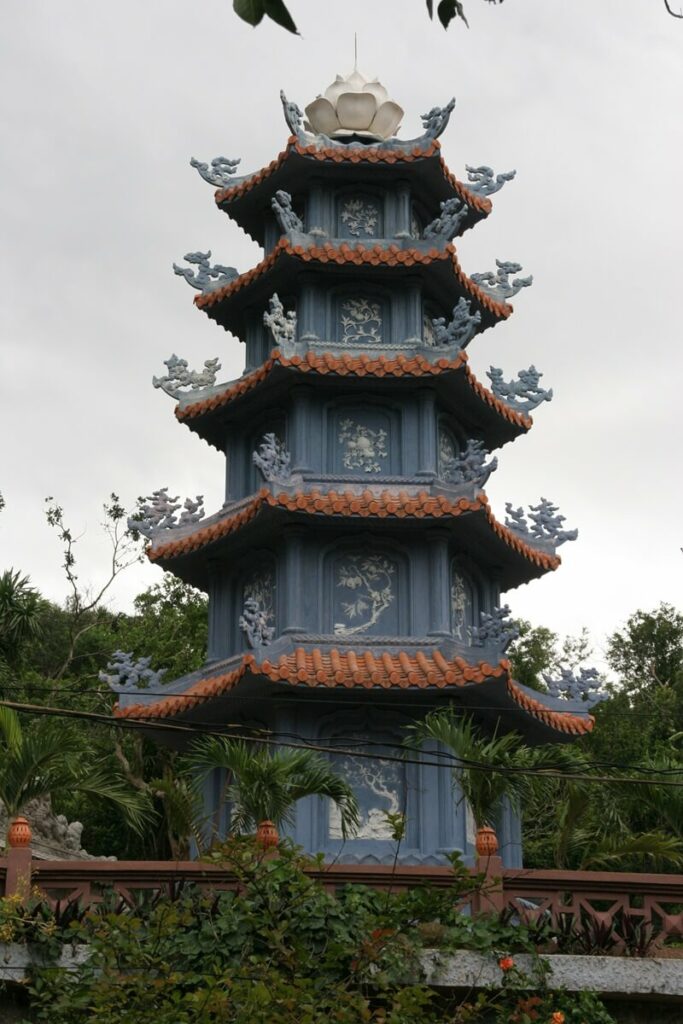 Pagode dans un temple bouddhiste au Vietnam